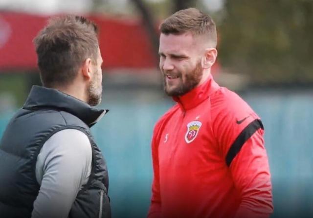 开云官网-海港新援后卫坦承经济是加盟原因 对未来充满信心