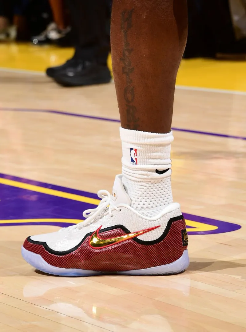 开云体育下载-詹姆斯穿着盛大启幕配色Lebron23，得到18分4篮板6助攻3抢断