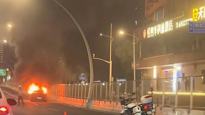 今晚中环内圈一辆轿车起火 所幸无人伤亡